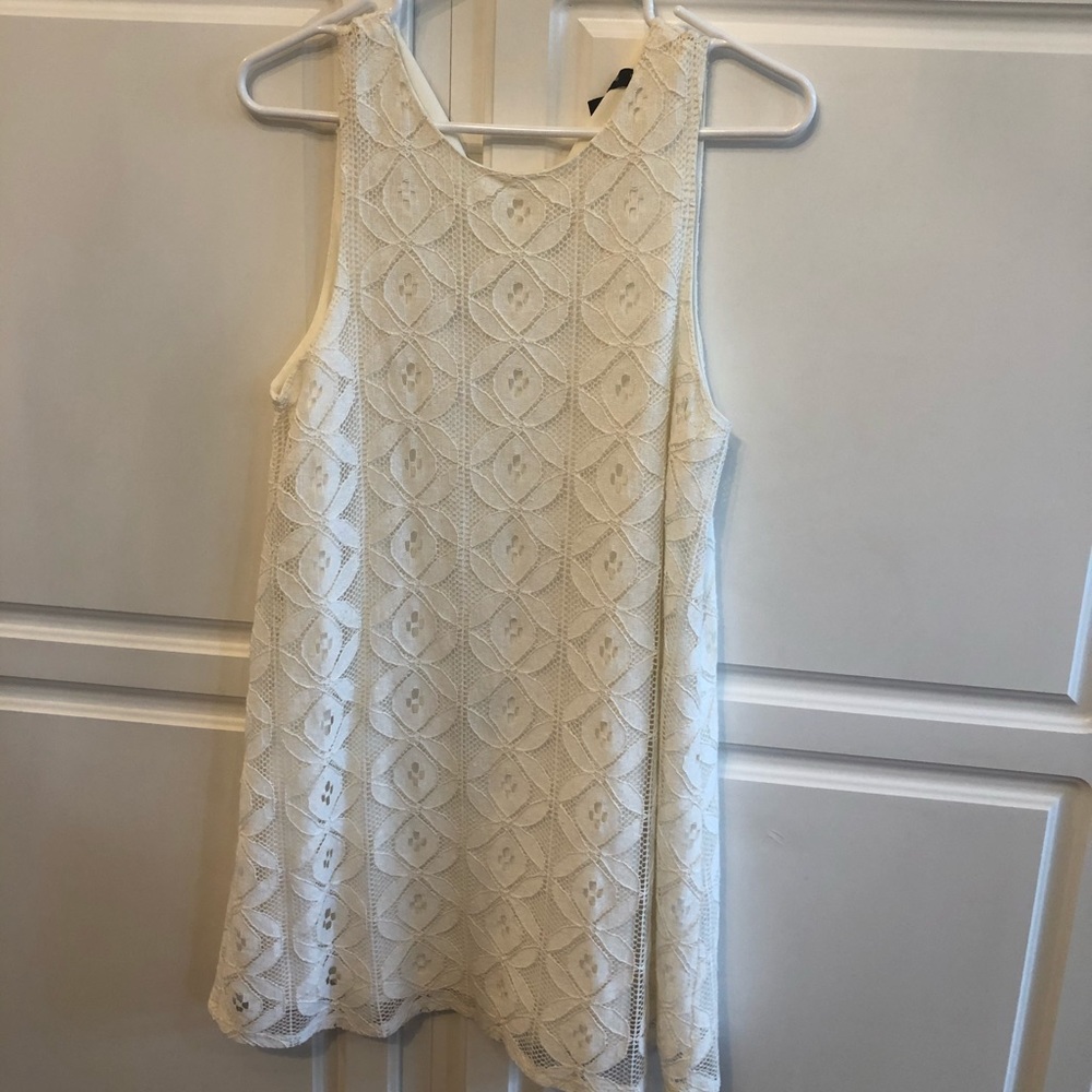 Sleeveless lace dress